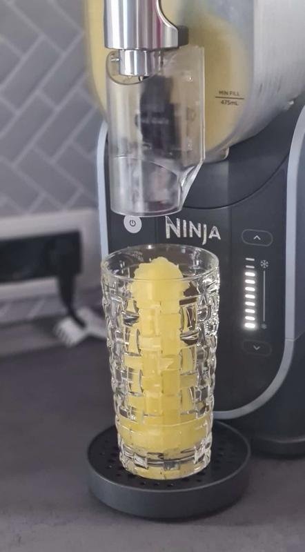 Versare lo slush all'ananas
