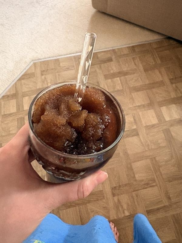Slush alla cola in un bicchiere